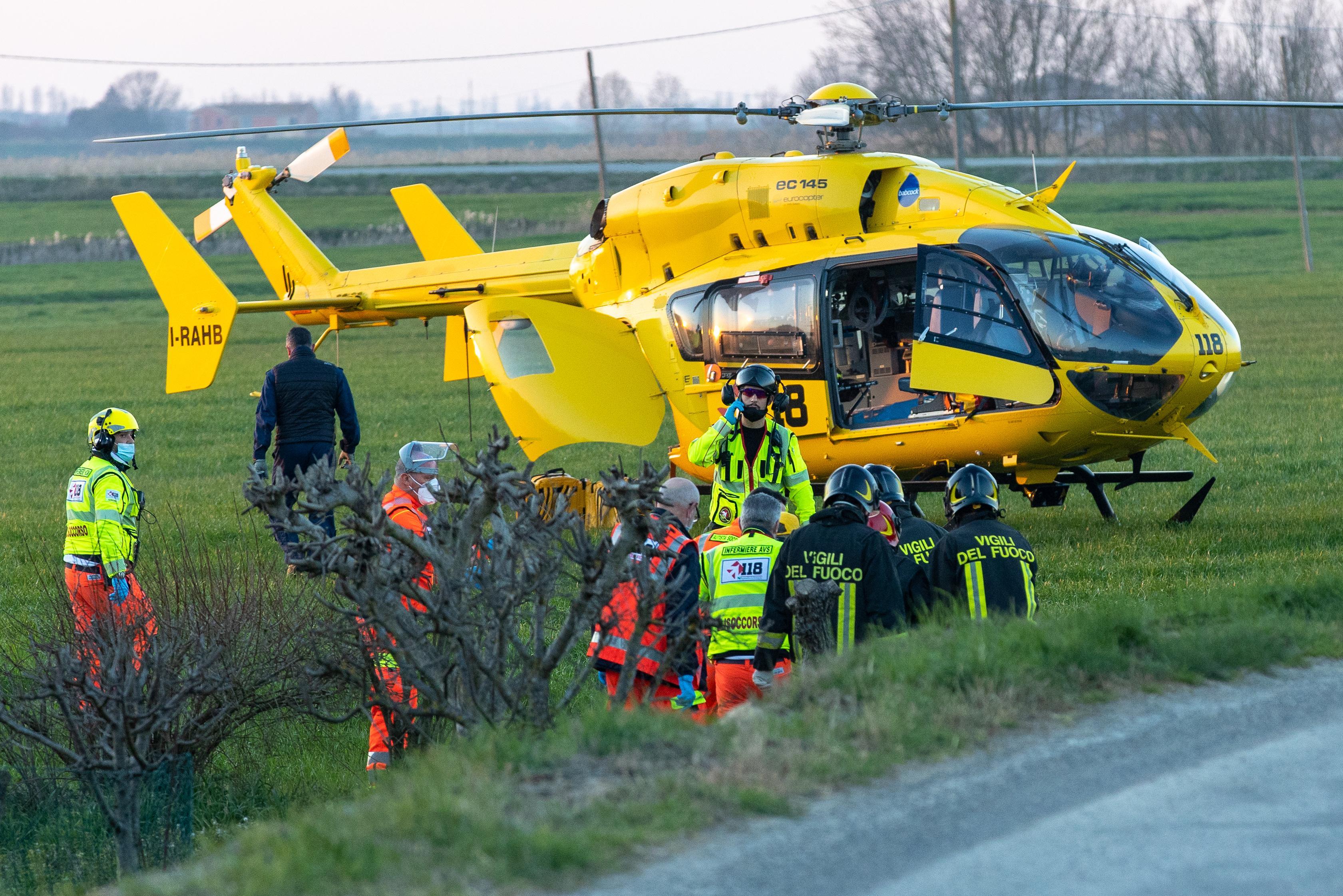 Travolta da una moto in corsa, grave addetta alla sorveglianza