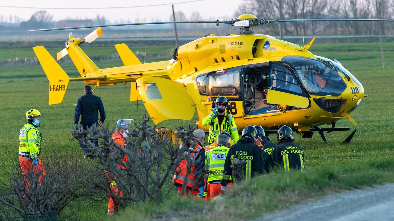 Travolta da una moto in corsa, grave addetta alla sorveglianza