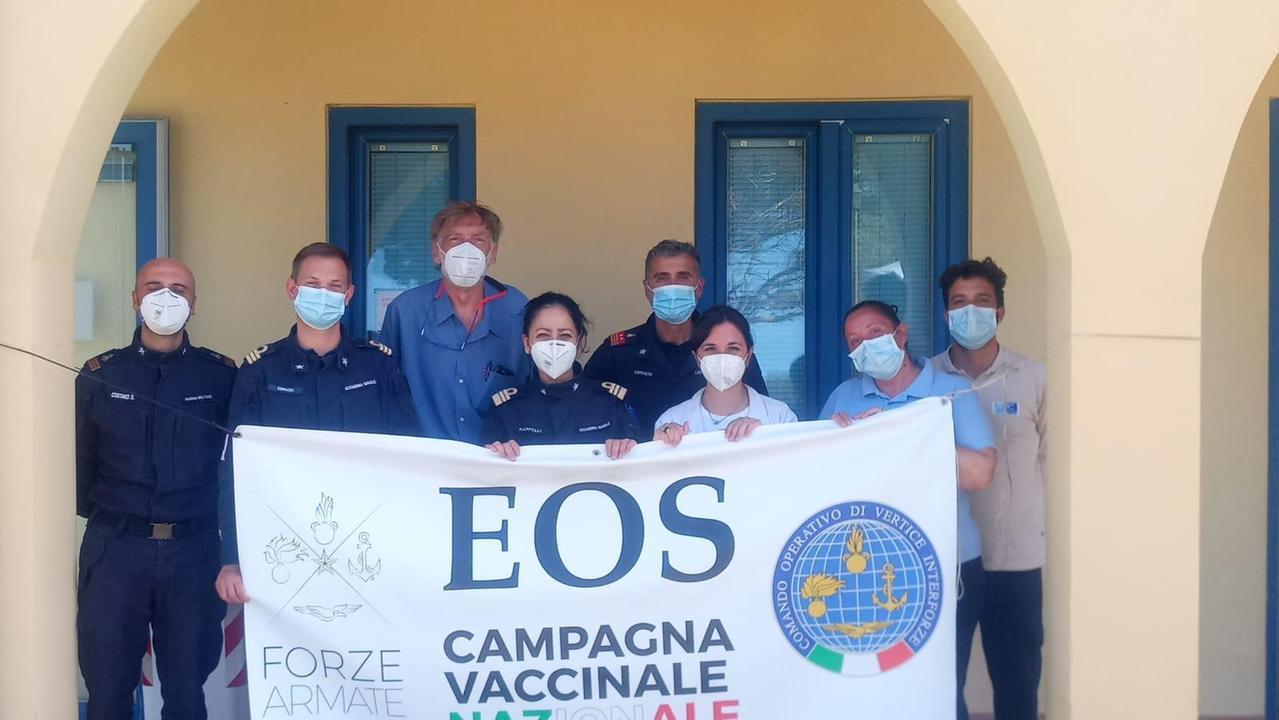 A Capraia vaccinati tutti gli abitanti dell'isola: «Un successo grazie al lavora di squadra»