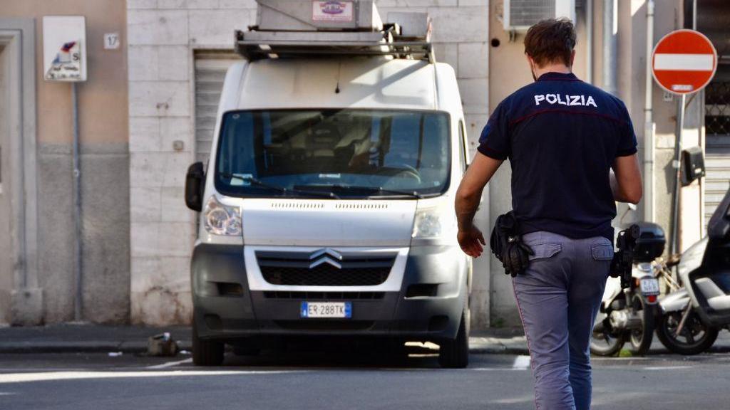 Falso allarme bomba in piazza dei Mille: era una borsa da pesca