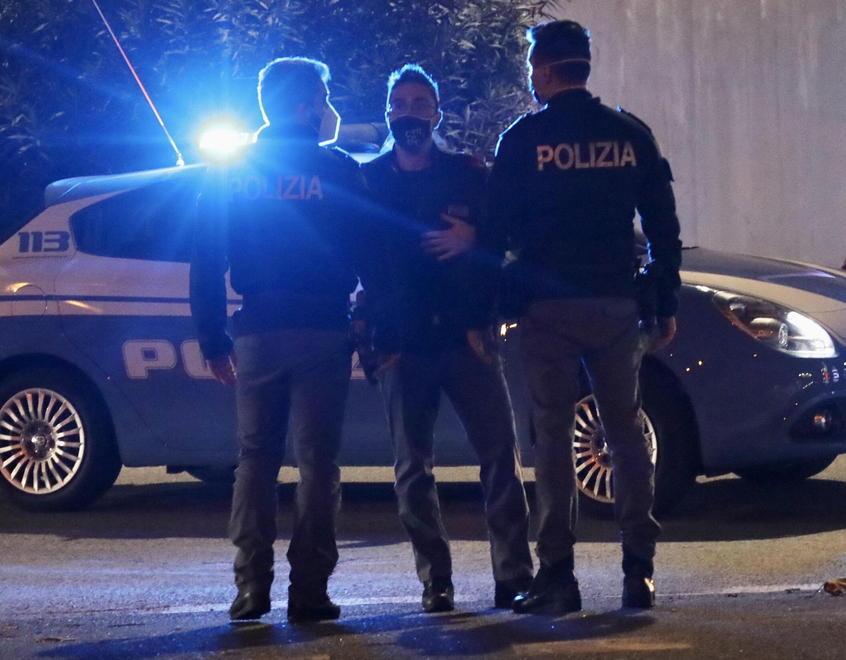 Picchiata e rapinata alla Terrazza Mascagni: «I colpevoli sono quattro ragazzi» 