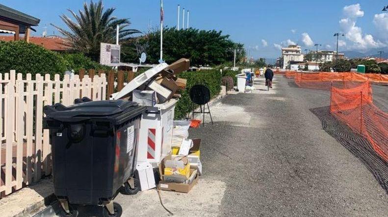 Terrazza in rivolta: «Sea Risorse non ritira i rifiuti»