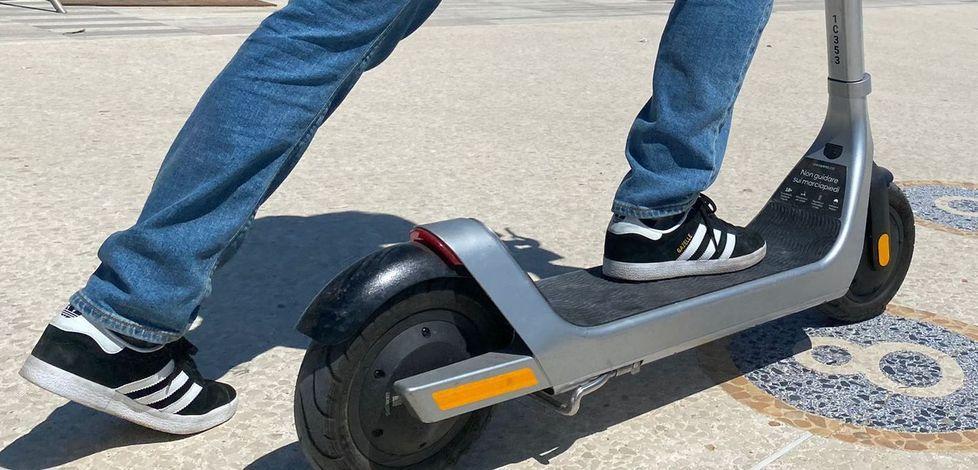 Bici e monopattini a tutta velocità in via Mazzini 
