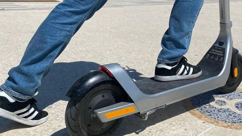 Bici e monopattini a tutta velocità in via Mazzini