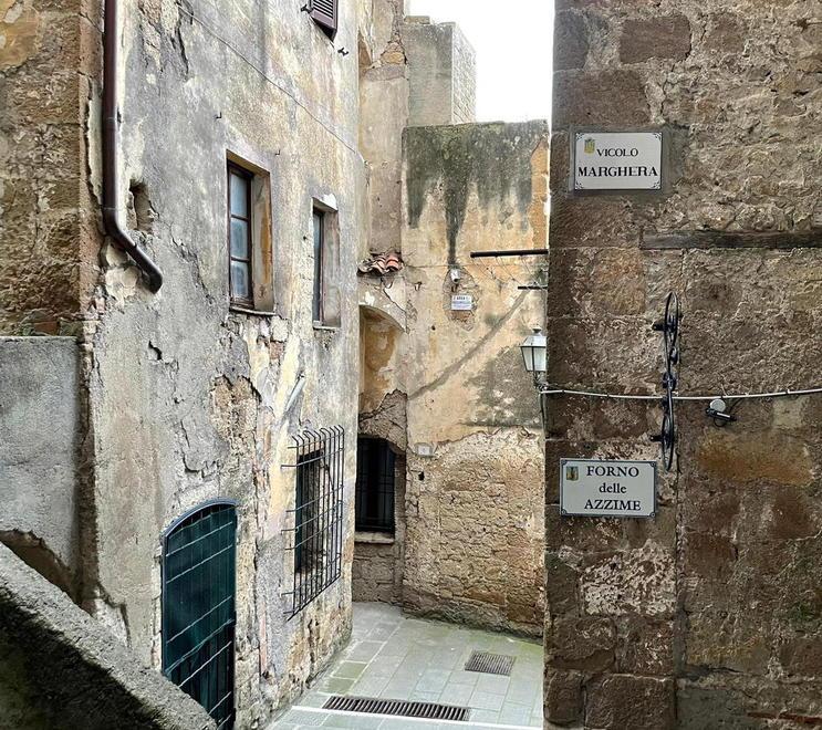 Si apre una voragine sul balcone: 39enne precipita nel vuoto