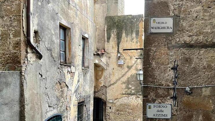 Si apre una voragine sul balcone: 39enne precipita nel vuoto
