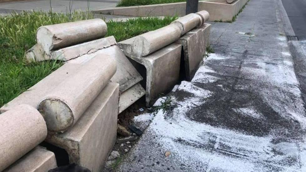 Con l’auto distrugge il marmo del lungomare e abbatte un semaforo
