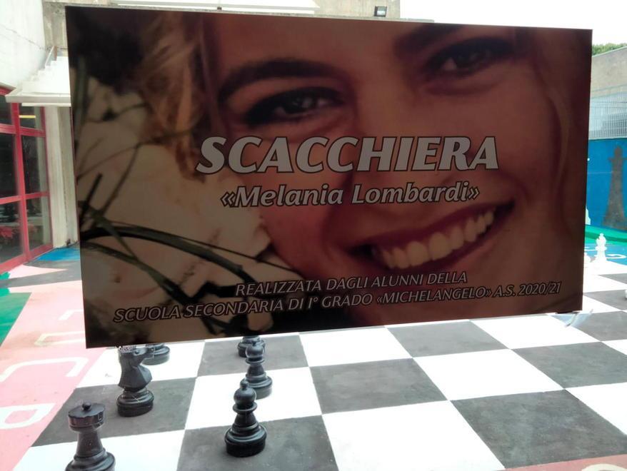 Alle scuole Michelangelo la maxi scacchiera fatta dagli alunni e dedicata a Melania 