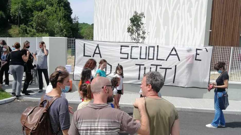 Scuola solo per residenti, continua il braccio di ferro Comune-genitori