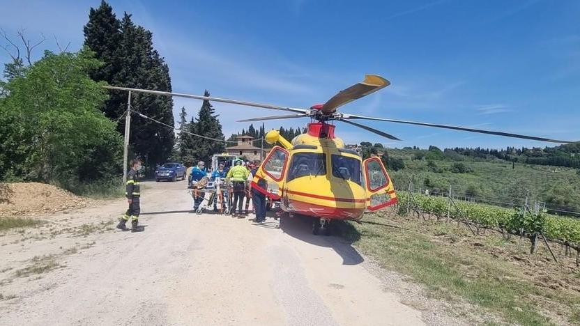 Assente al lavoro, trovato ferito in un fosso