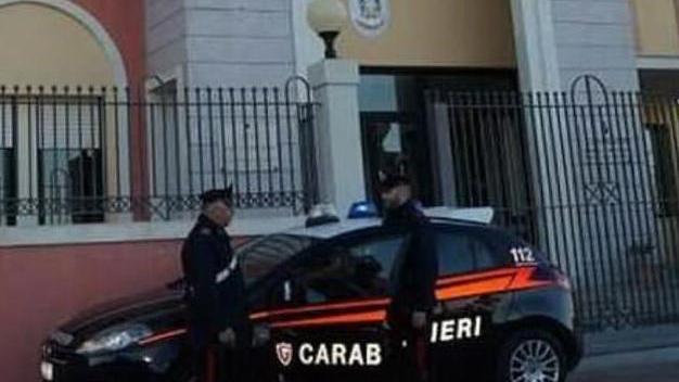 Sessantenne derubata nel parcheggio