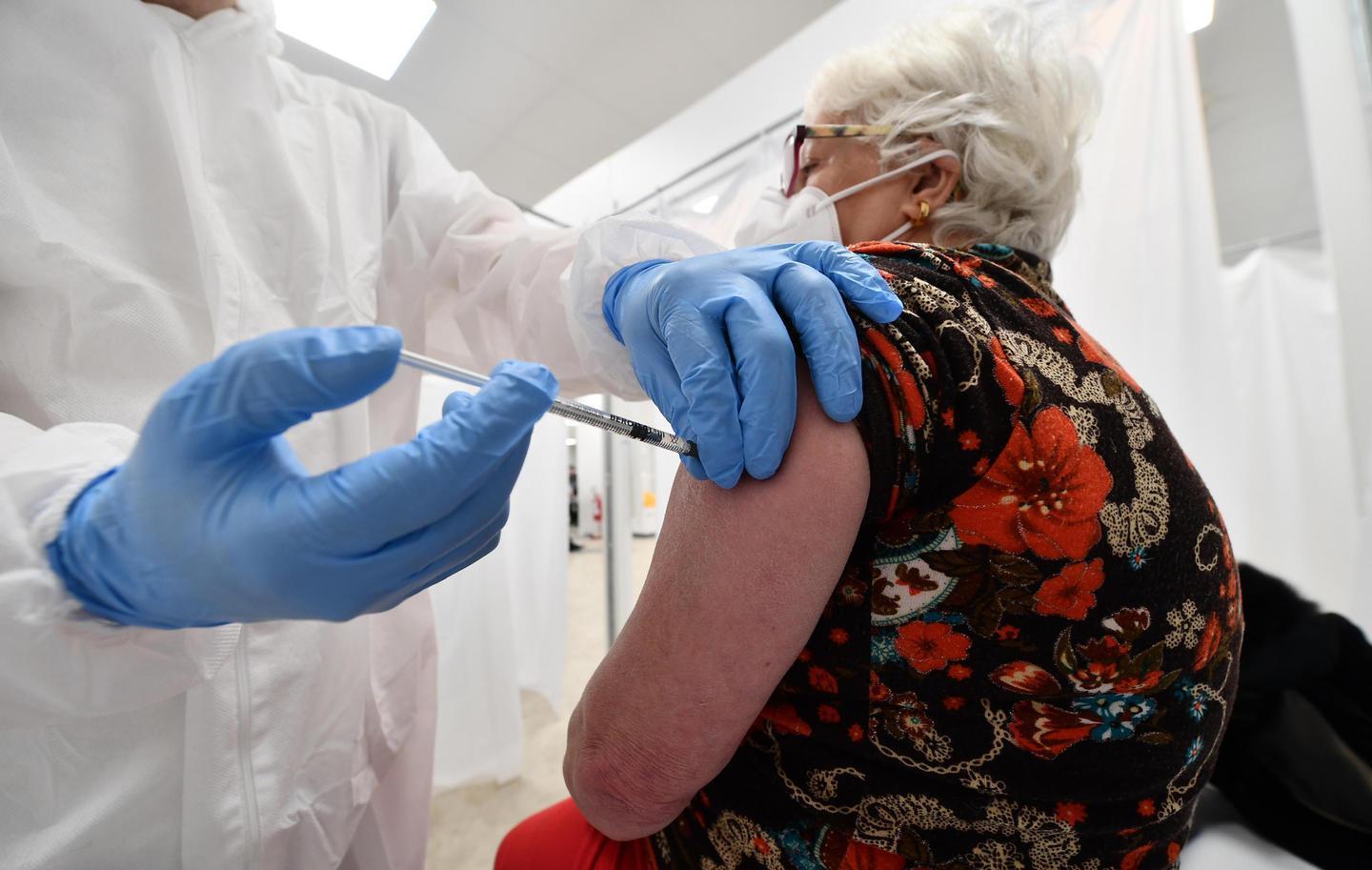 Finalmente vaccinata la nonnina di 96 anni 