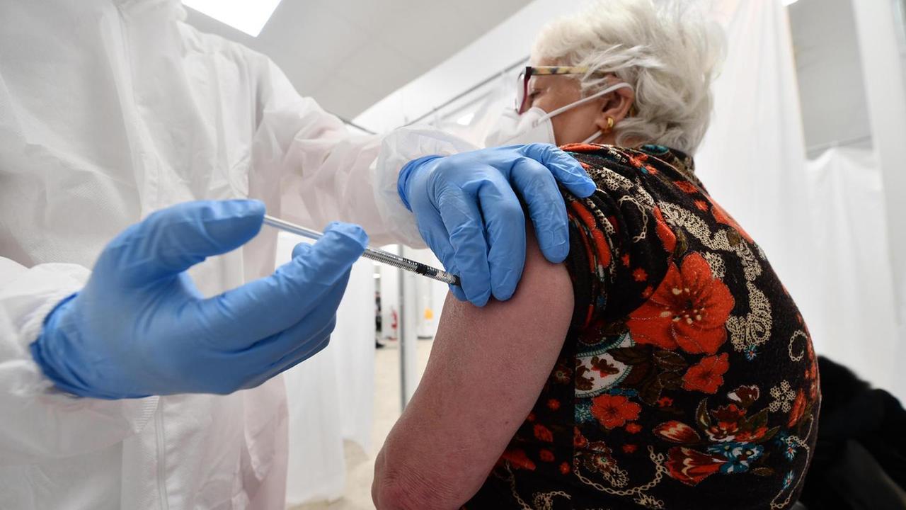 Finalmente vaccinata la nonnina di 96 anni 