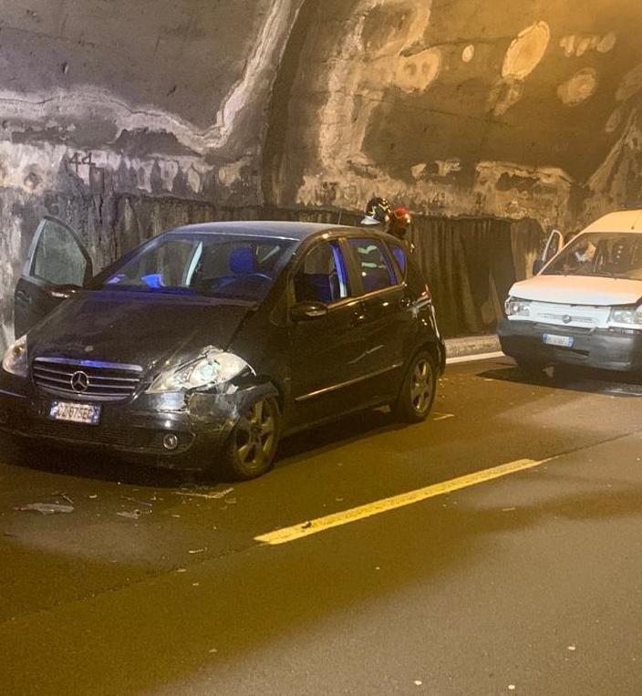 Tamponamento in galleria, 6 feriti 
