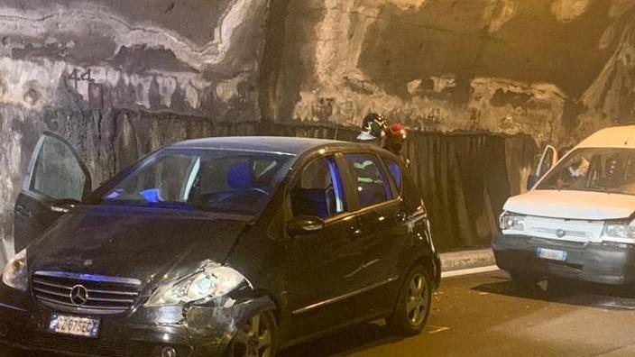 Tamponamento in galleria, 6 feriti