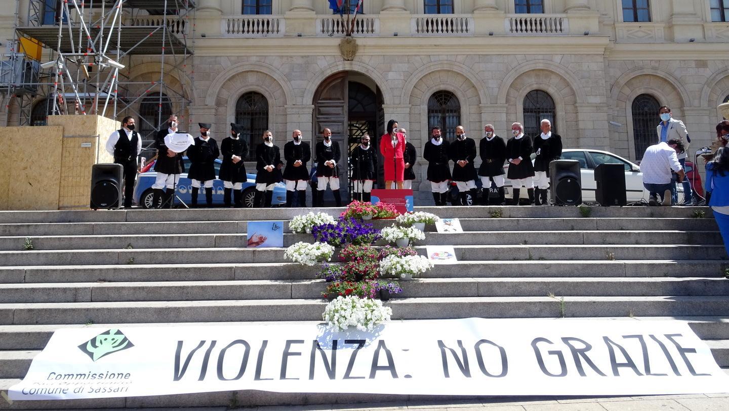 Unite da un nastro rosso per dire stop alla violenza 