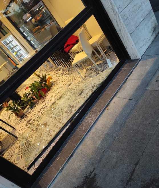 Modena Seconda spaccata alla pasticceria Sant’Agnese 