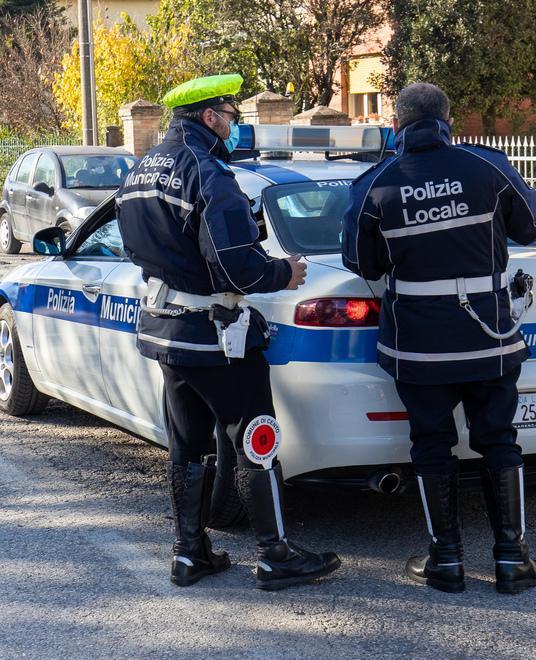 Ferrara. Scontro sulle armi alla polizia locale: «Svolta giusta». «Nodi irrisolti» 