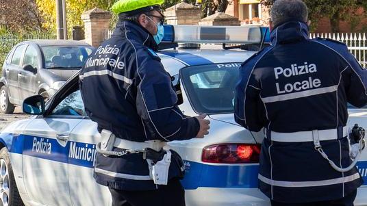 Ferrara. Scontro sulle armi alla polizia locale: «Svolta giusta». «Nodi irrisolti»