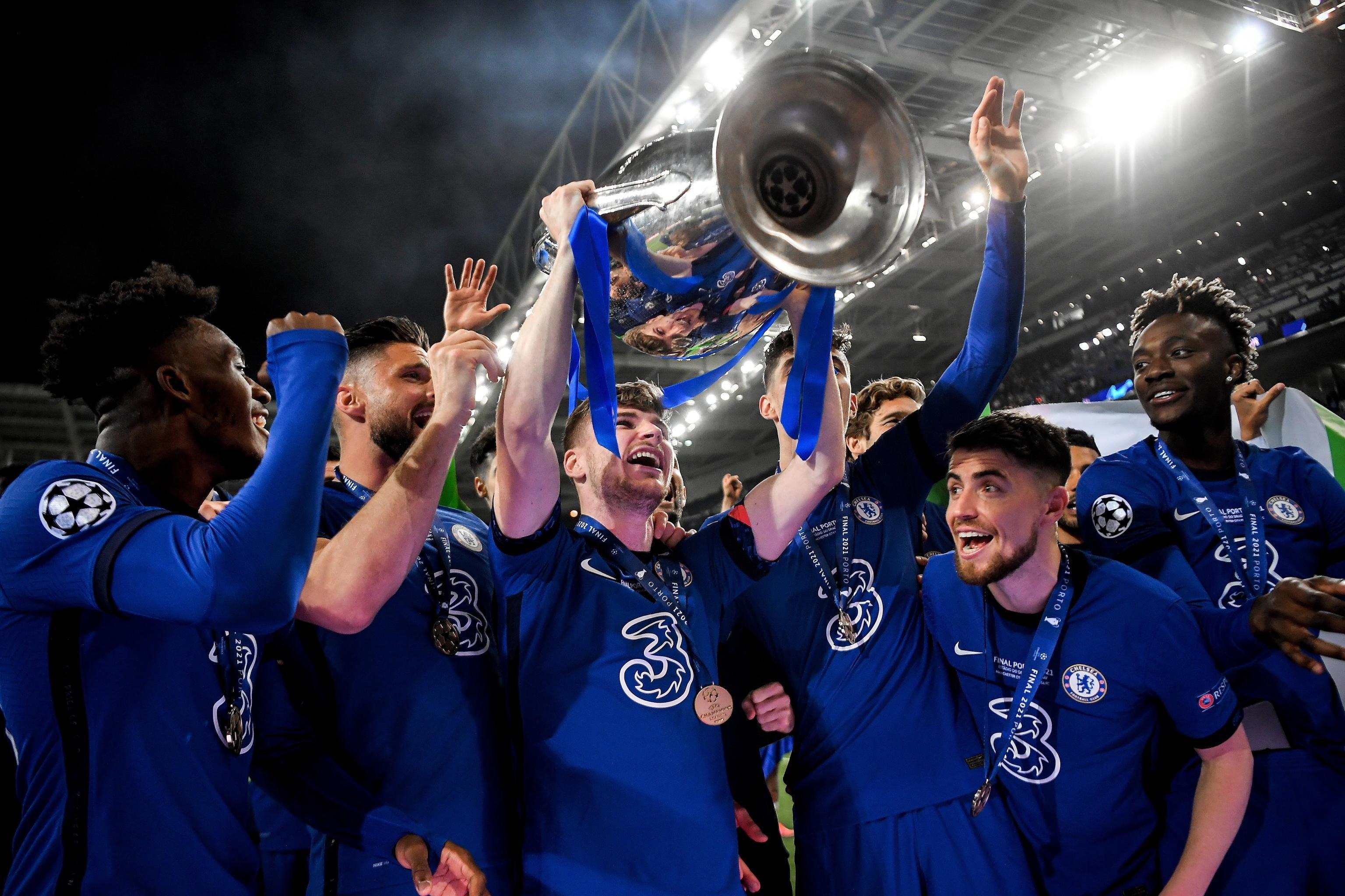 I giocatori del Chlesea alzano al cielo la Coppa