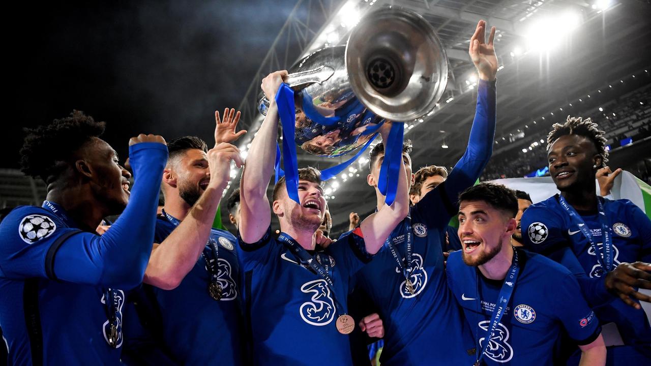 I giocatori del Chlesea alzano al cielo la Coppa