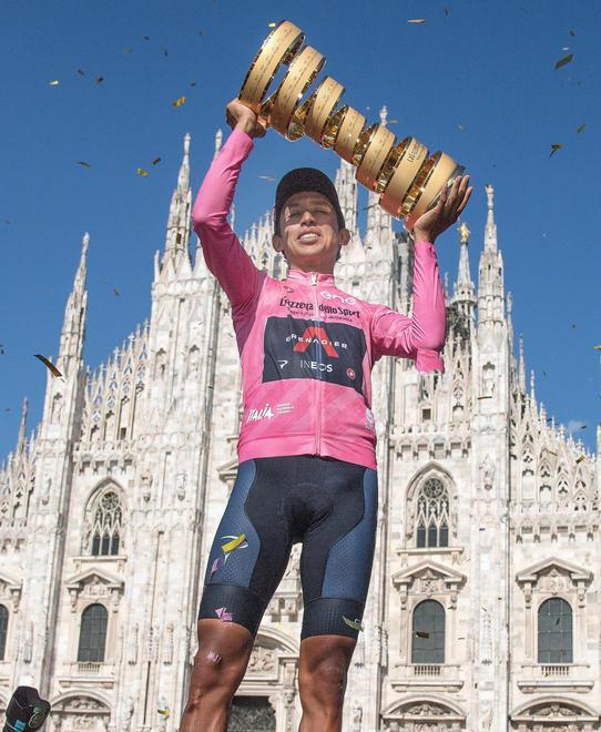 Piazza Duomo, la felicità del colombiano Egan Bernal, vincitore del Giro d’Italia