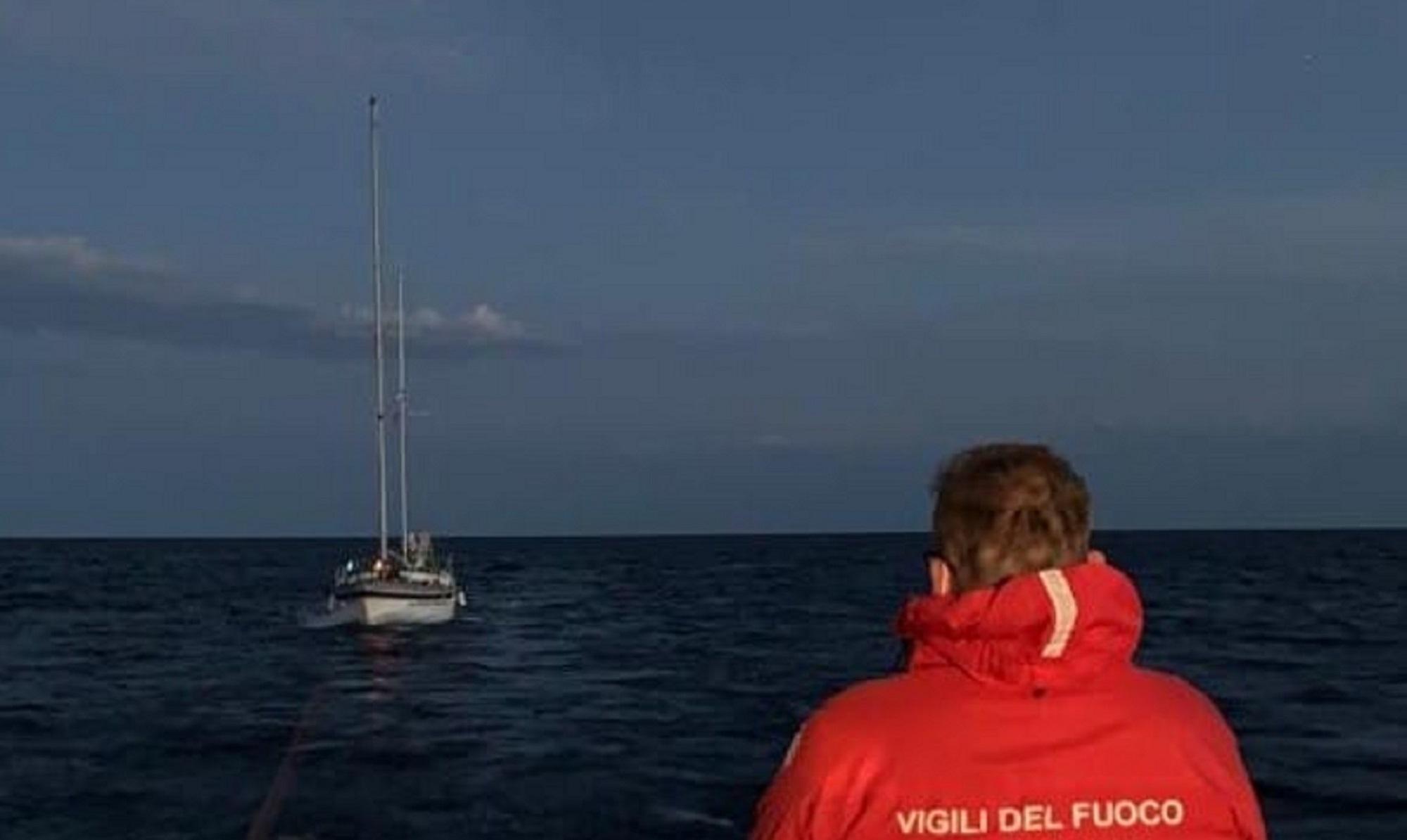 La barca trainata dal mezzo navale dei vigili del fuoco