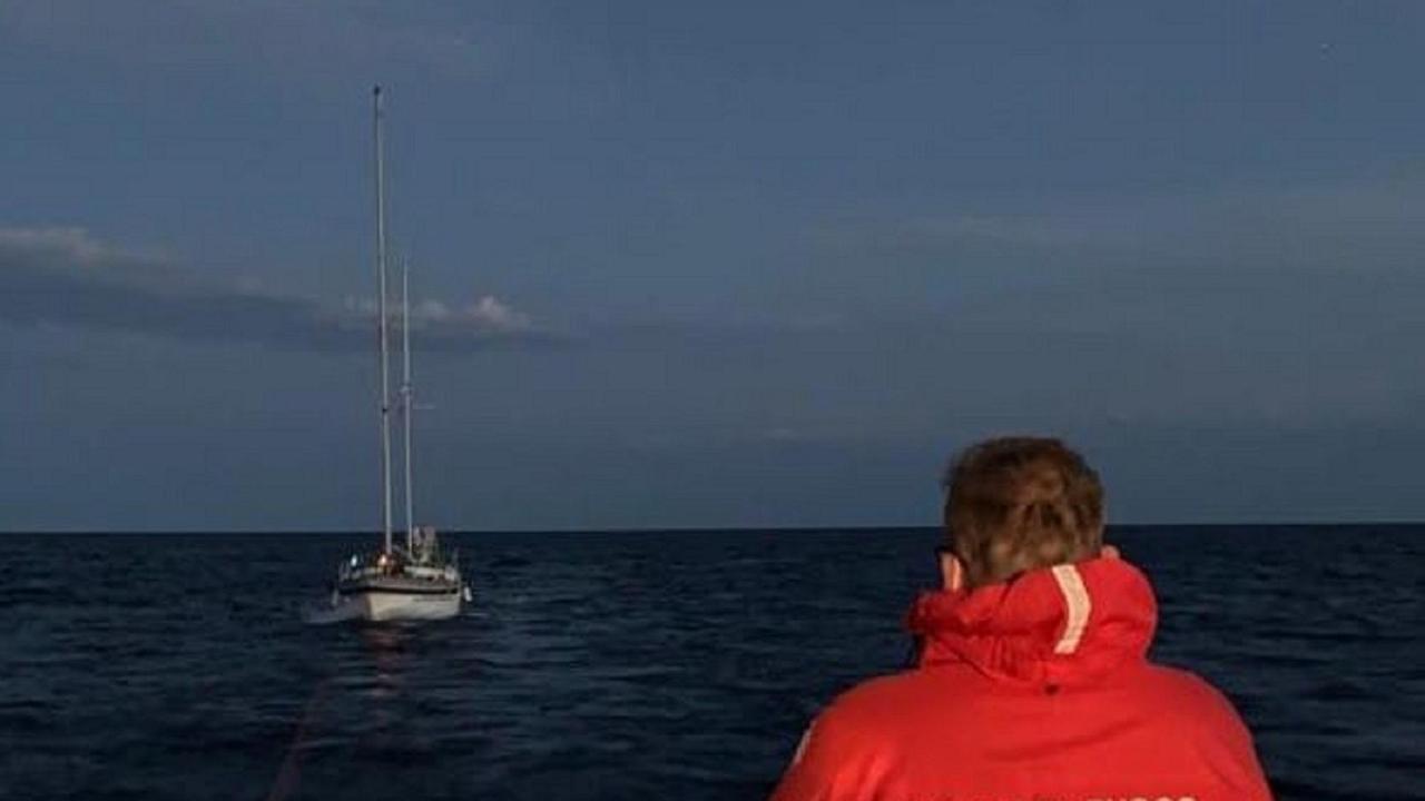 La barca trainata dal mezzo navale dei vigili del fuoco