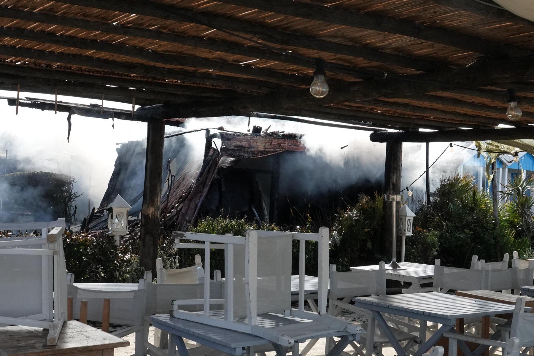 Bagno devastato dalle fiamme, i titolari: «Speriamo di poter ricostruire al più presto dopo il sequestro» 