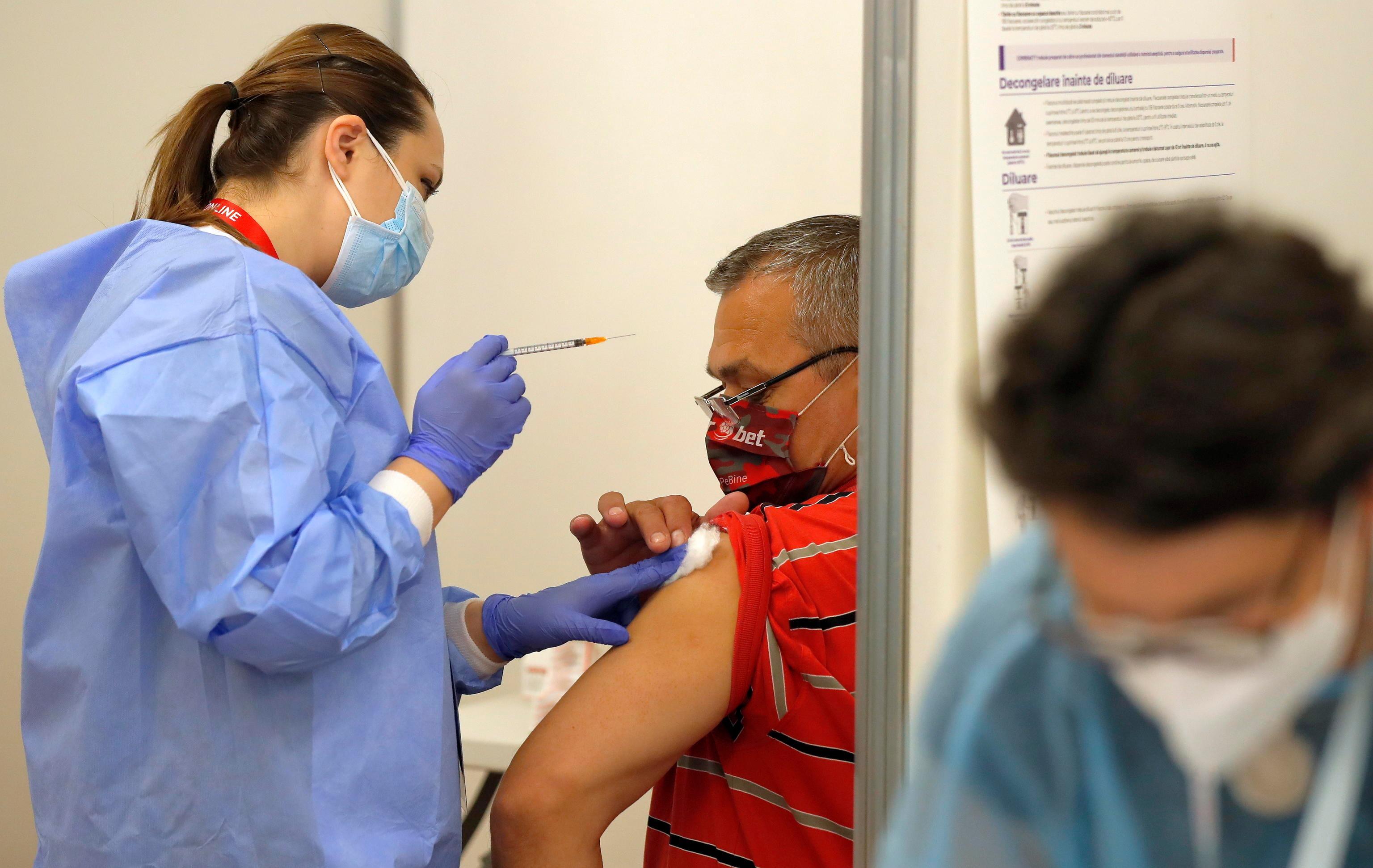 Vaccini, la Sardegna soffre per la carenza di dosi Pfizer