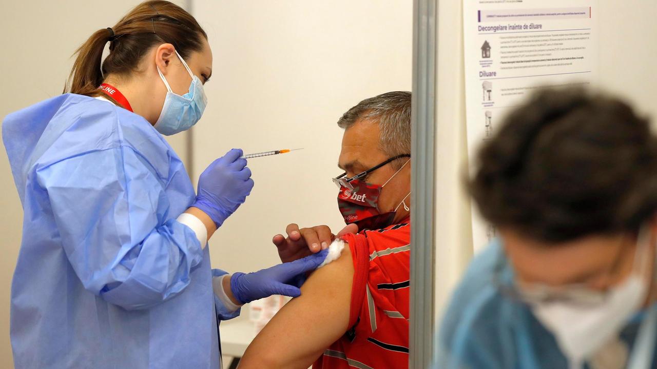 Vaccini, la Sardegna soffre per la carenza di dosi Pfizer
