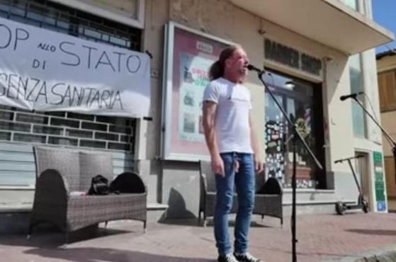 Un fermo immagine del video dell’intervento di Stefano Camarri in piazza Cappelletti