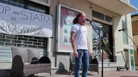 Un fermo immagine del video dell’intervento di Stefano Camarri in piazza Cappelletti