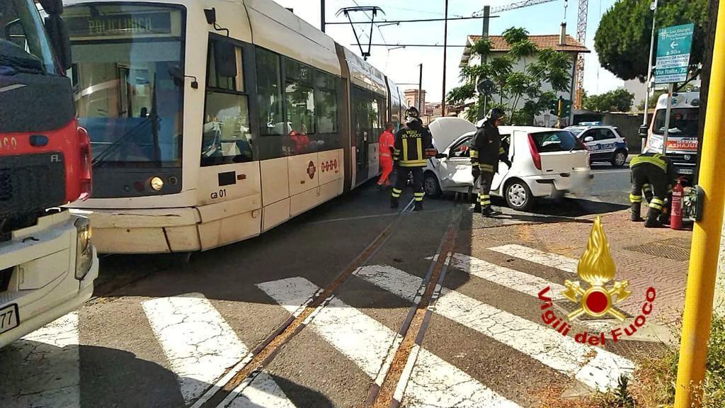 Cagliari, auto contro tram: due feriti