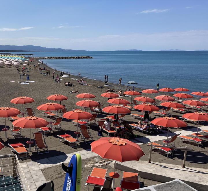 Sole e prove d’estate sulla costa, da Marina di Cecina alle Gorette: «Tante richieste, va bene così» 