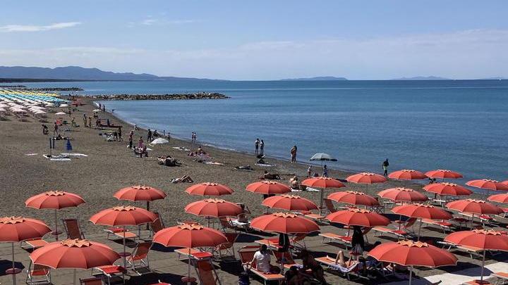 Sole e prove d’estate sulla costa, da Marina di Cecina alle Gorette: «Tante richieste, va bene così»