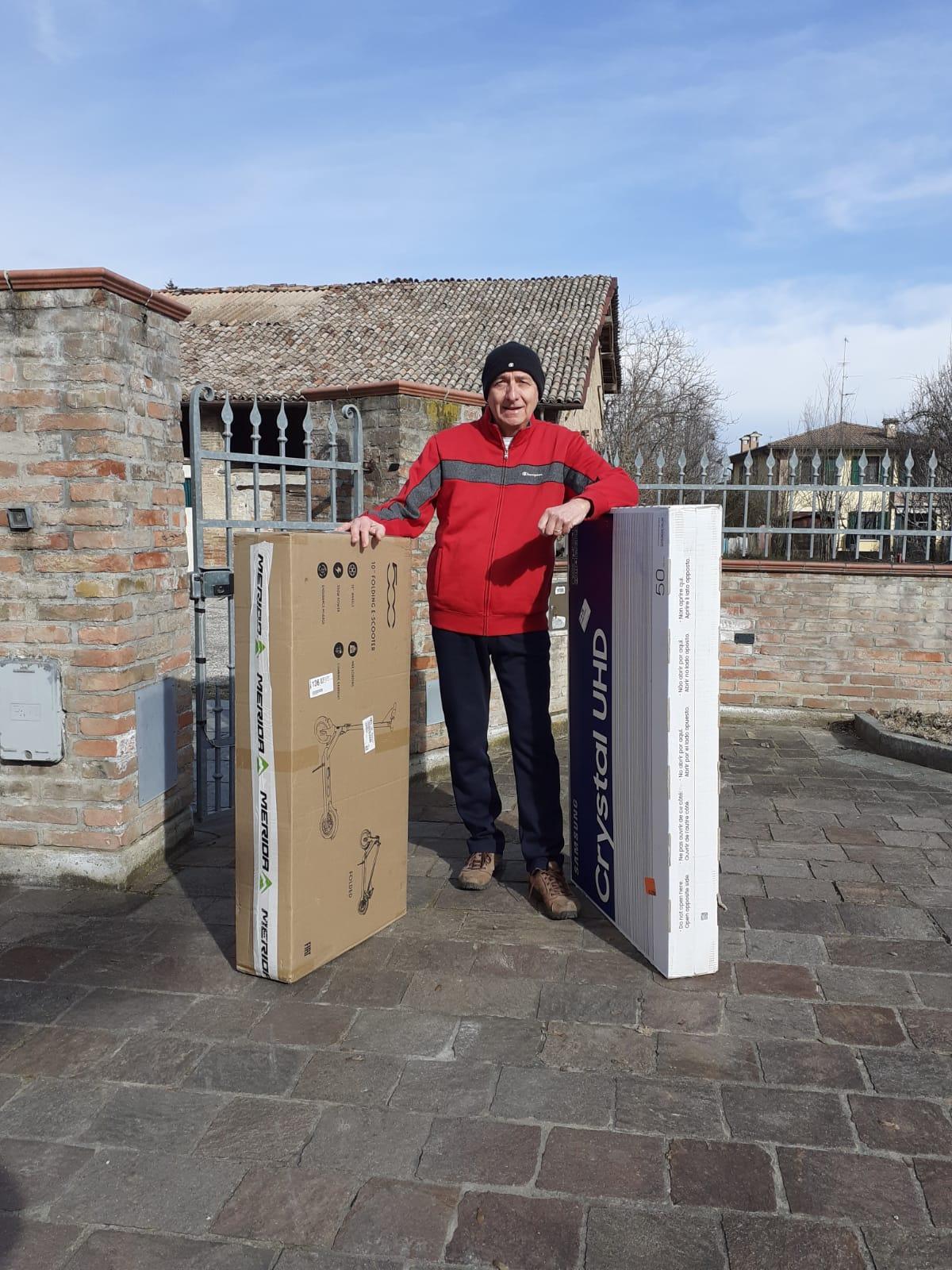 Il rivaltese Carlo Menozzi con due dei premi che ha vinto