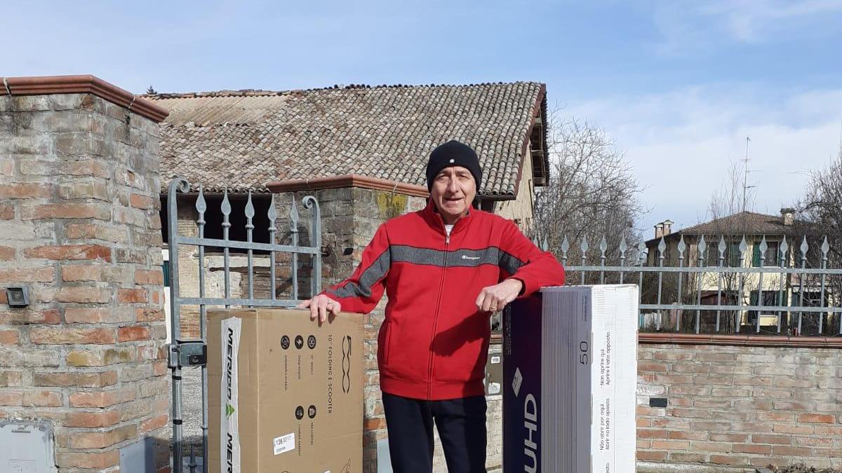 Il rivaltese Carlo Menozzi con due dei premi che ha vinto