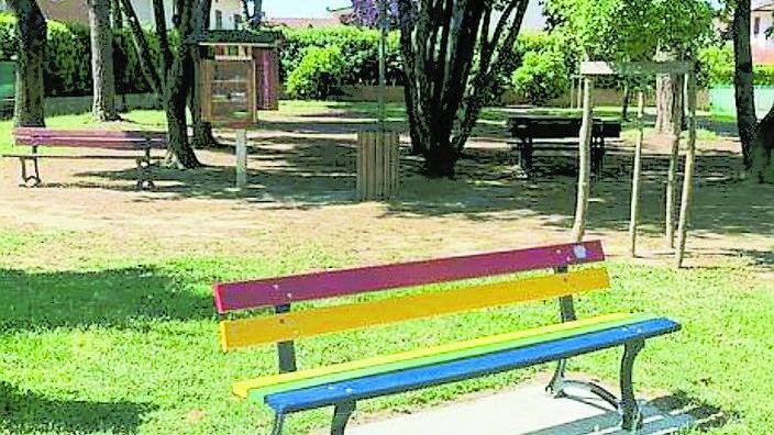 Torna al suo posto la panchina simbolo della lotta all’omofobia