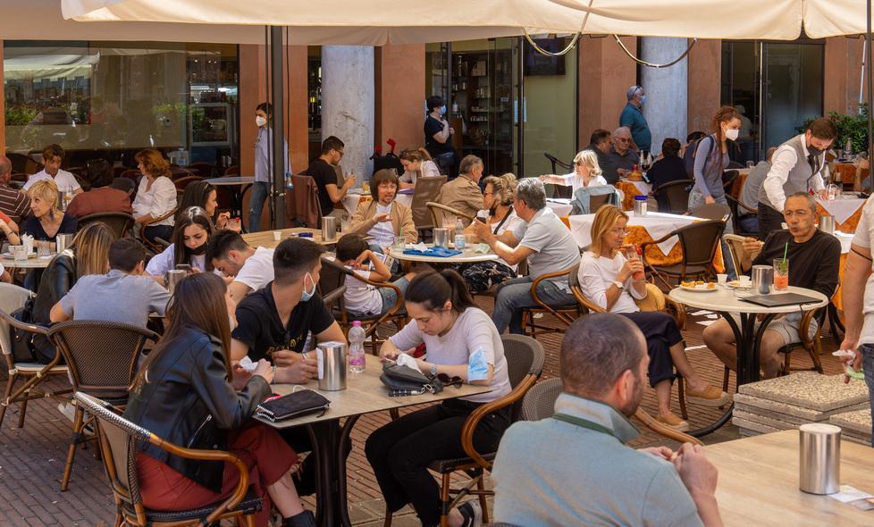Baristi e ristoratori prove di normalità «Si torna a vivere» 