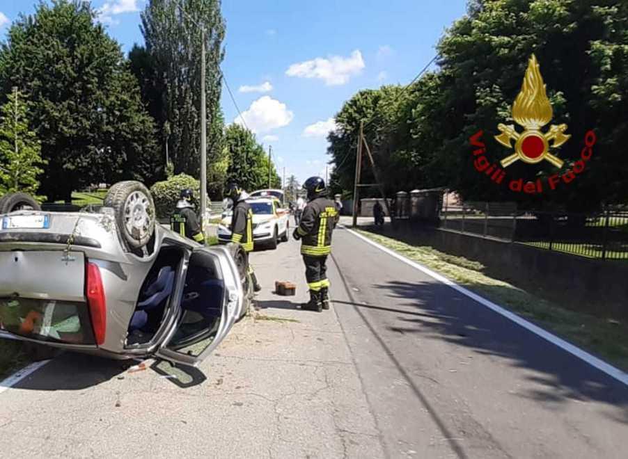 Conducente incastrato nell’auto capovolta Ferito un cinquantenne