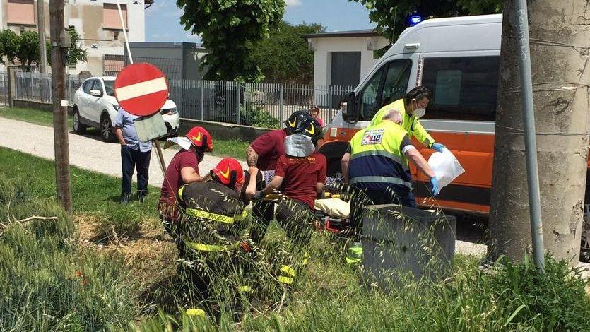 Si rovescia sulla carrozzina elettrica, disabile soccorsa