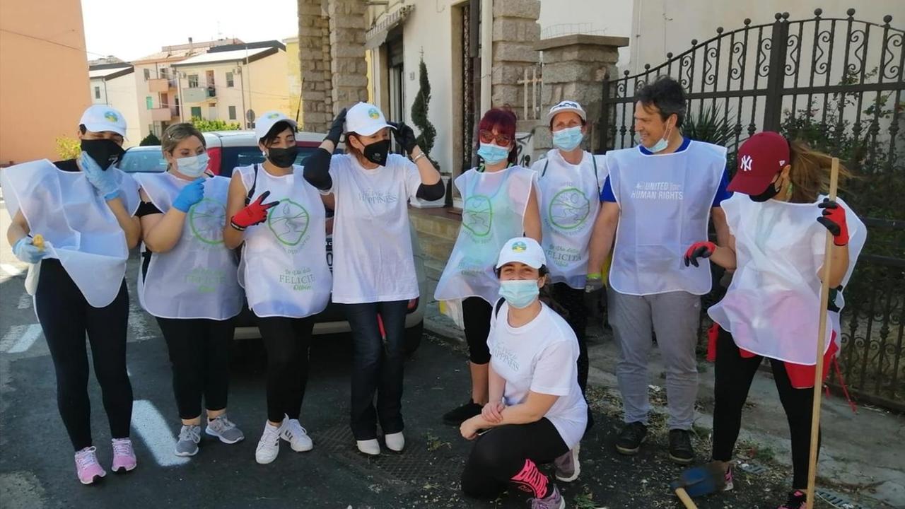 I volontari ripuliscono il Fausto Noce