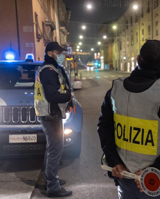 Ferrara, non si ferma all’alt della Polizia. Giovane inseguito e bloccato 