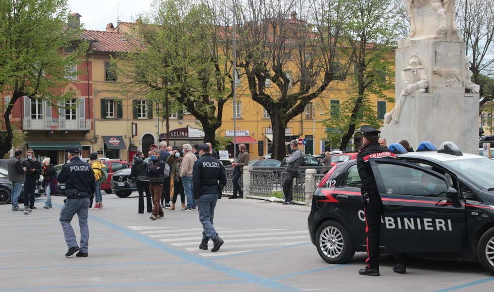 Polizia e carabinieri impegnati durante i giorni più caldi della protesta in piazza Statuto a Pietrasanta