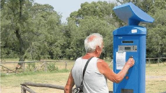 Un parcheggio a pagamento a Marina di Bibbona (foto Michele Falorni/Silvi)