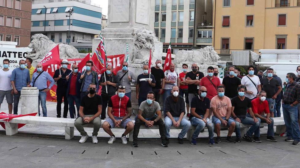 Un sit in dei lavoratori Sanac
