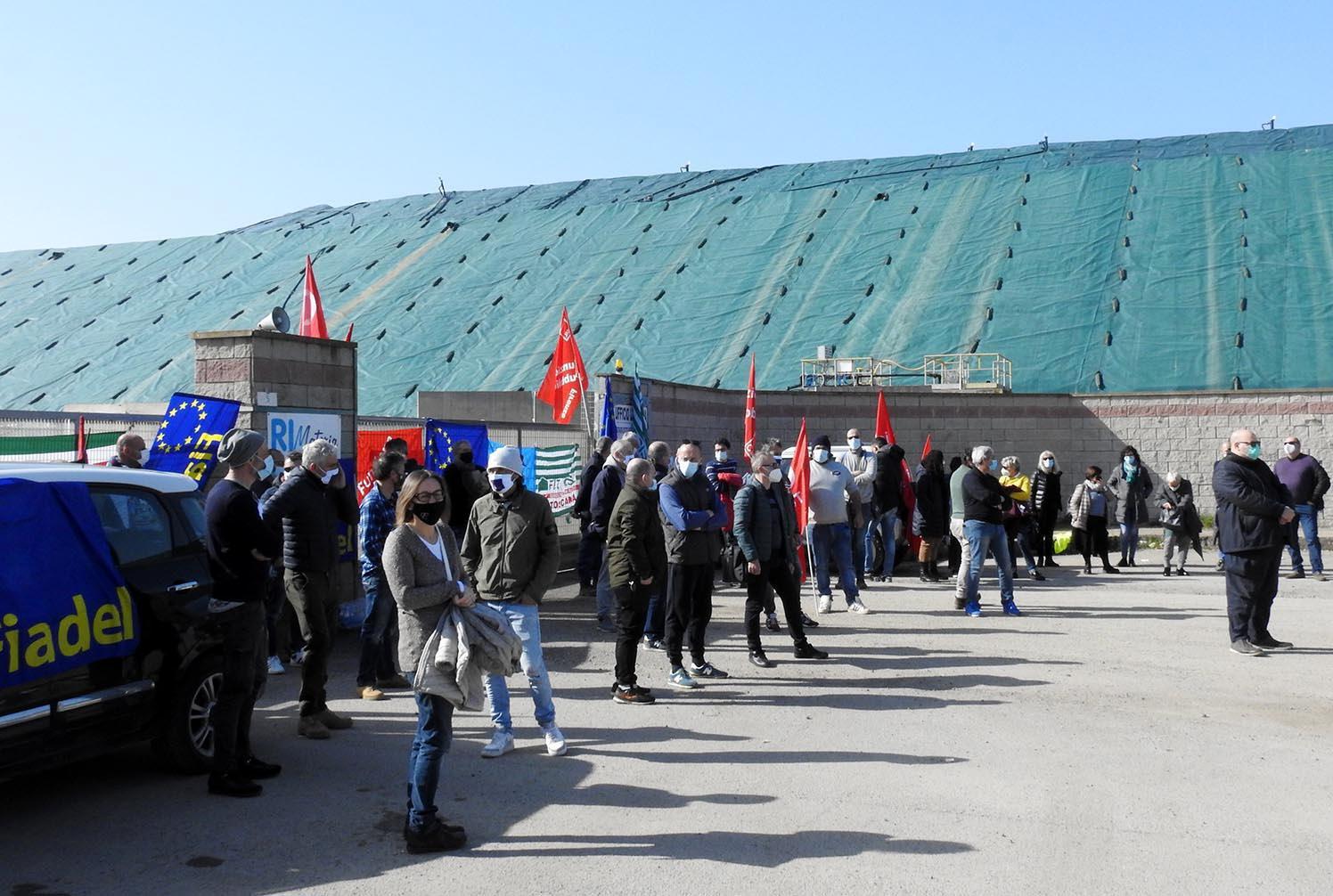 I lavoratori di Rimateria davanti ai cancelli della discarica durante una protesta (foto Paolo Barlettani)