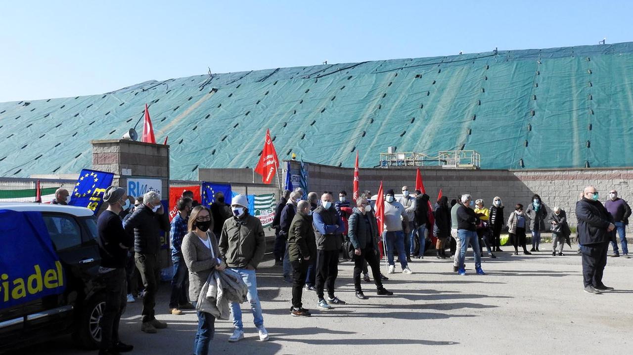 I lavoratori di Rimateria davanti ai cancelli della discarica durante una protesta (foto Paolo Barlettani)