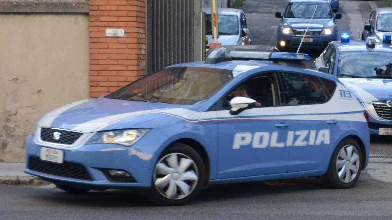 Picchia e tenta di strangolare la compagna: arrestato a Cagliari